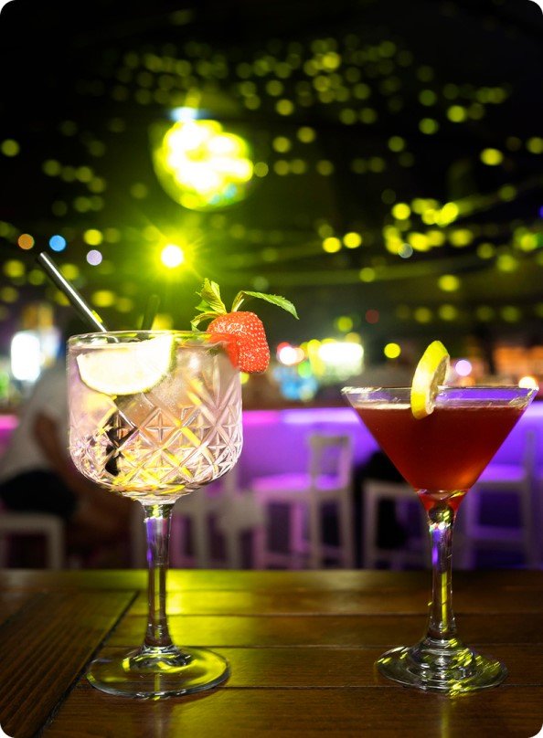 close-up-nightlife-drinks-bar